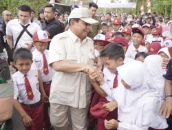 Prabowo Tinjau Sekolah Rakyat di Jaksel, Disambut Yel-yel oleh Murid