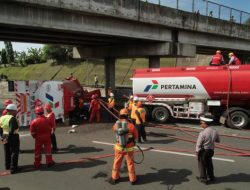 Truk BBM Pertamina Terguling di Tol Kunciran-Serpong Pasokan BBM Dipastikan Aman