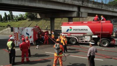 Truk BBM Pertamina Terguling