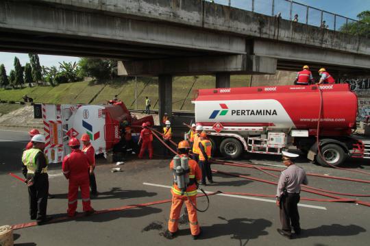 Truk BBM Pertamina Terguling