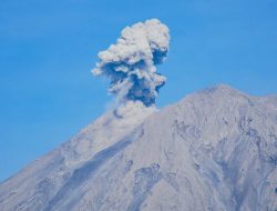 Gunung Semeru 4 Kali Erupsi Beruntun pada Senin Pagi, Letusan Asap 800 Meter