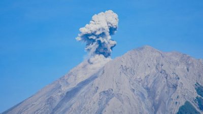 Gunung Semeru 4 Kali Erupsi Beruntun pada Senin Pagi, Letusan Asap 800 Meter