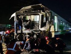 Masinis Ketiduran Kereta Nyaris Celaka Tabrak Mobil Penumpang Histeris