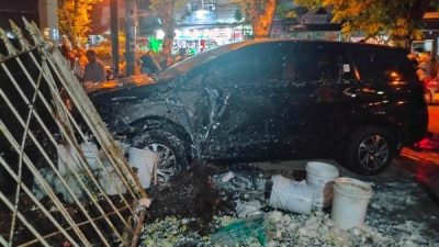 Mobil Hantam Pedagang