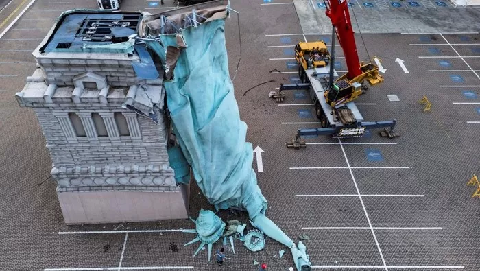 Badai Dahsyat Robohkan