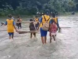 Tambak Kebanjiran Bocah di Pati Isi Waktu Pulang Sekolah dengan Mancing