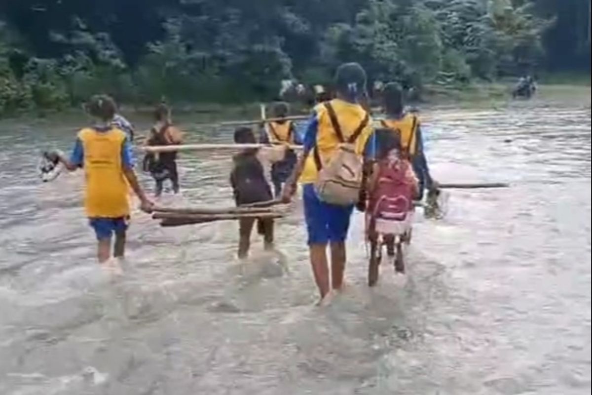 Tambak Kebanjiran Bocah