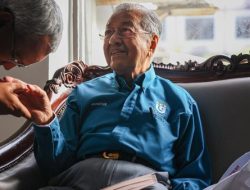 Eks PM Malaysia Mahathir Mohamad Dilarikan ke Rumah Sakit karena Jatuh di Rumah