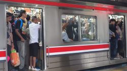 Hari Pertama Kerja Usai Lebaran KRL Green Line Kembali Dipadati Penumpang