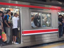 Hari Pertama Kerja Usai Lebaran KRL Green Line Kembali Dipadati Penumpang